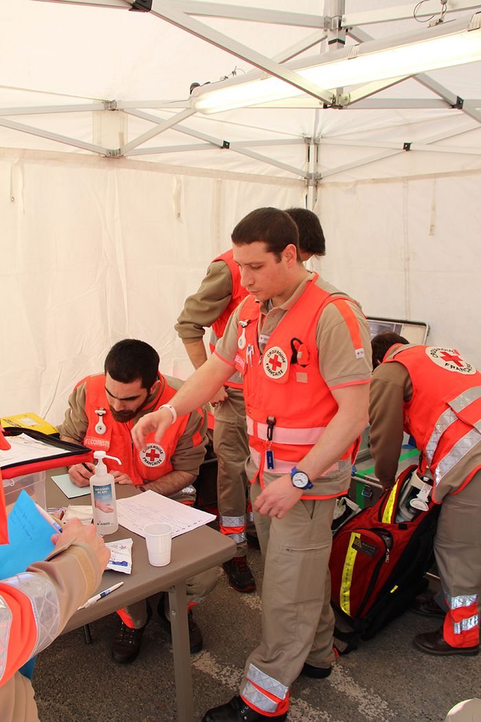 Présence des services de la Croix-Rouge Française © Ville de Chaville - Agrandir l'image, .JPG 376Ko (fenêtre modale)