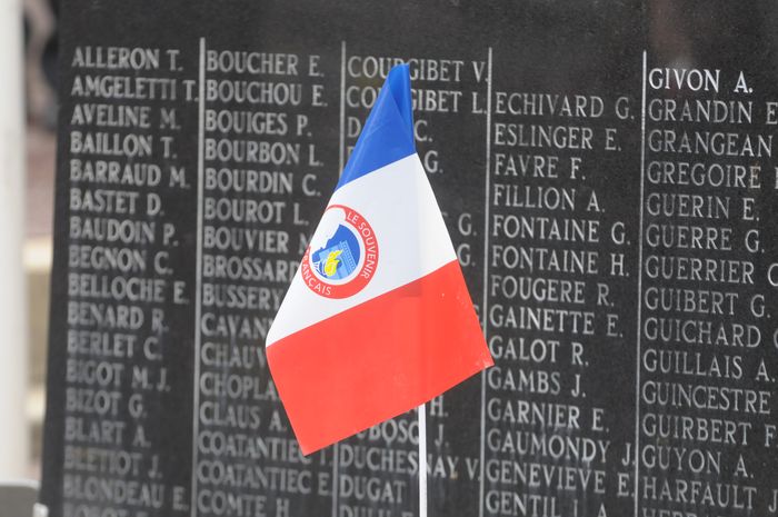 Monument aux morts du cimetière de Chaville © Philippe Dobrowolska - Agrandir l'image, .JPG 4,21Mo (fenêtre modale)