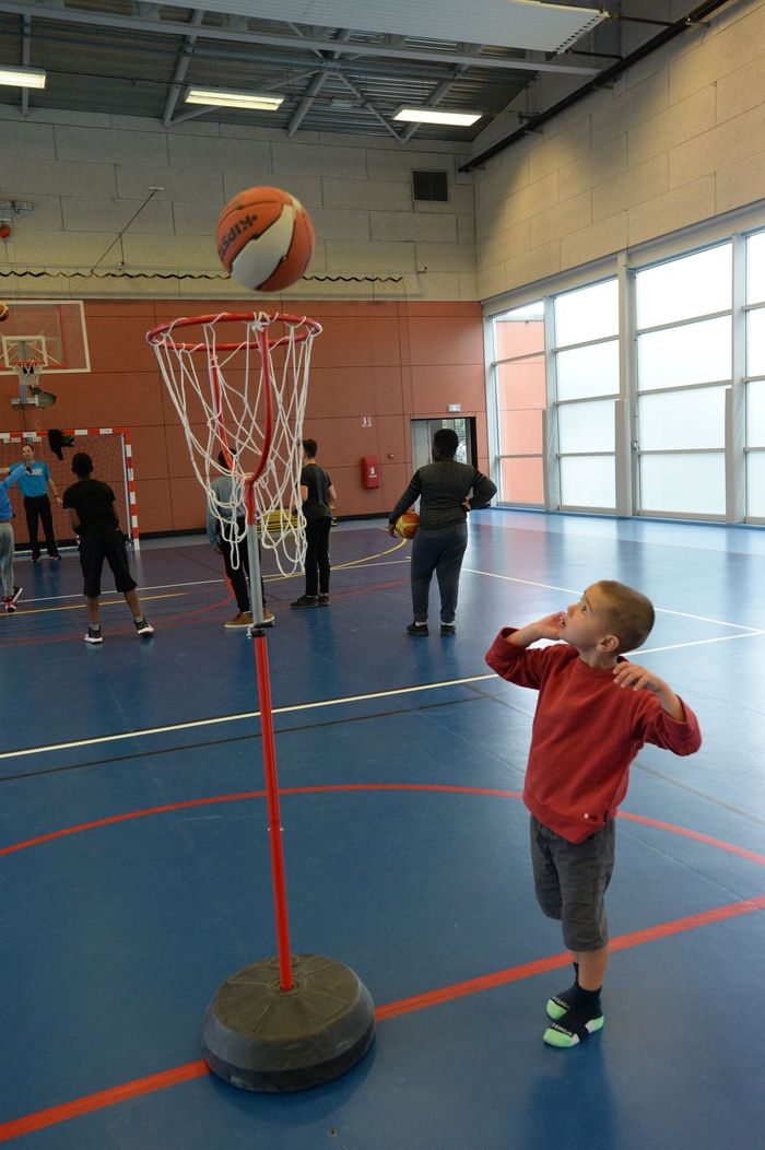 Initiation au basket © Thierry Gougenot - Agrandir l'image, .JPG 287Ko (fenêtre modale)