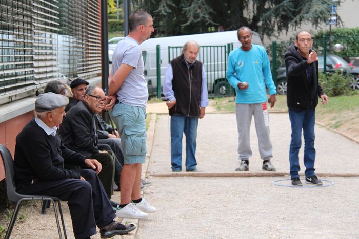 Toutes les générations se retrouvent à côté du gymnase Halimi © Ville de Chaville - Agrandir l'image, .JPG 321Ko (fenêtre modale)