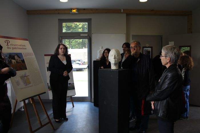 Explications de Sandie Bremond (à gauche), responsable du service Archives-documentation de la Ville de Chaville © Ville de Chaville - Agrandir l'image, .JPG 4,62Mo (fenêtre modale)