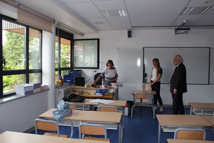 Vendredi 31 août, Jean-Jacques Guillet, maire de Chaville, a effectué la tournée des écoles et fait un point, avec les Services Techniques et Scolaire de la Ville, sur les travaux réalisés pendant l'été © Ville de Chaville - Agrandir l'image, .JPG 249Ko (fenêtre modale)