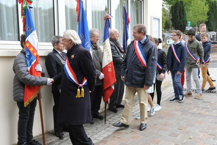 Fin de cérémonie - Hommage aux anciens combattants © Philippe Dobrowolska - Agrandir l'image, .JPG 410Ko (fenêtre modale)