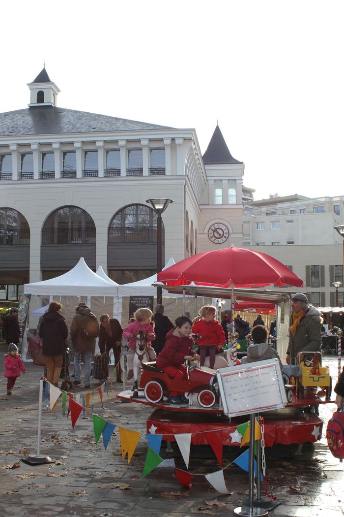 Animations gratuites, spectacles en tous genres, découvertes d'une soixantaine d'exposants créateurs ou gastronomes... une 10e édition du Marché du village d'automne plus vivante que jamais ! © Thierry Gougenot - Agrandir l'image, .JPG 308Ko (fenêtre modale)