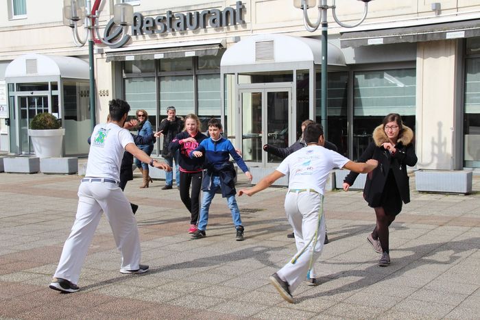 La démonstration de capoeira fait des émules © Ville de Chaville - Agrandir l'image, .JPG 488Ko (fenêtre modale)