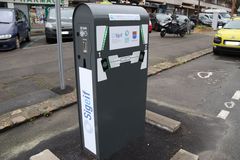 Borne de recharge pour véhicules électriques (1)