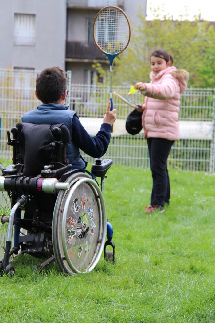 Badminton en fauteuil roulant dans les jardins de la MEJ © Ville de Chaville - Agrandir l'image, .JPG 845Ko (fenêtre modale)