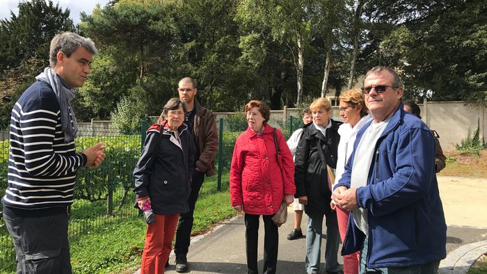 Explications d'Eric Laurent, référent Environnement de Chaville, à propos des vignes municipales et du jardin pédagogique de la MEJ © Ville de Chaville - Agrandir l'image, .JPG 3,34Mo (fenêtre modale)