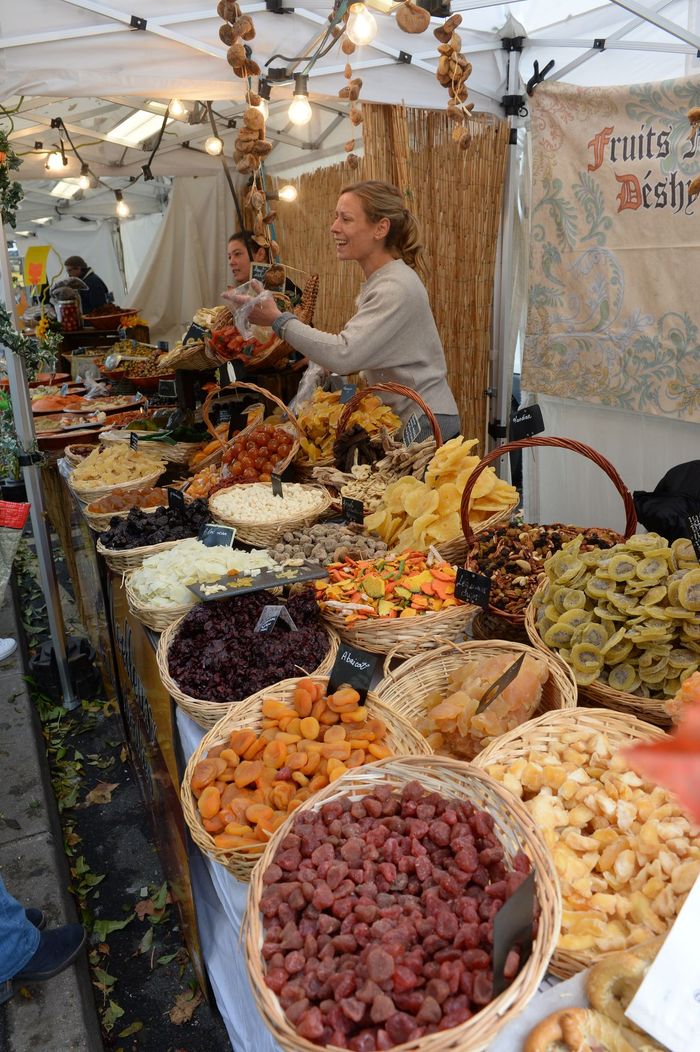 Épicerie fine et exotique, crème de marrons et foie gras, huitres creuses et fromages de saison, charcuteries catalanes, tapenades de Provence ou encore brioche de Vendée, fruits moelleux confits, pommes d’amour etc... c'est au Marché du village d'automne ! © Thierry Gougenot - Agrandir l'image, .JPG 473Ko (fenêtre modale)