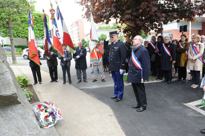 Recueillement - François-Marie Pailler, maire adjoint délégué aux manifestations patriotiques et anciens combattants © Philippe Dobrowolska - Agrandir l'image, .JPG 543Ko (fenêtre modale)