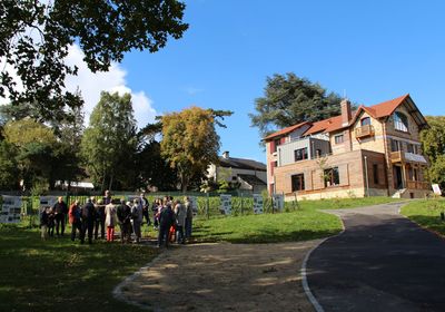 Ancienne Académie des Beaux-Arts de 1977 à 2008, cette demeure construite en 1894 pour un usage d'habitation a connu d'importants travaux de rénovation et abrite désormais depuis 2015 les services dédiés à l'enfance et à la jeunesse. © Ville de Chaville