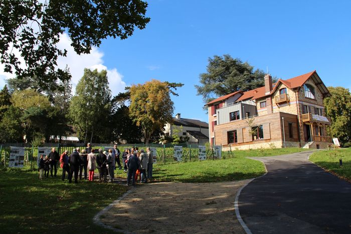 Ancienne Académie des Beaux-Arts de 1977 à 2008, cette demeure construite en 1894 pour un usage d'habitation a connu d'importants travaux de rénovation et abrite désormais depuis 2015 les services dédiés à l'enfance et à la jeunesse. © Ville de Chaville - Agrandir l'image, .JPG 491Ko (fenêtre modale)