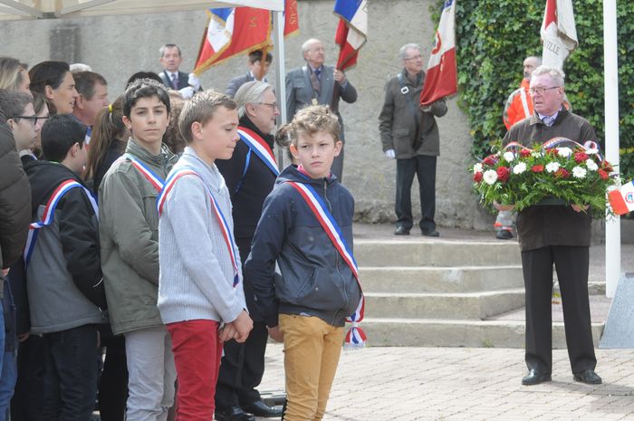 Les élus du CMJ apprennent le devoir de mémoire de leurs aînés © Philippe Dobrowolska - Agrandir l'image, .JPG 4,54Mo (fenêtre modale)