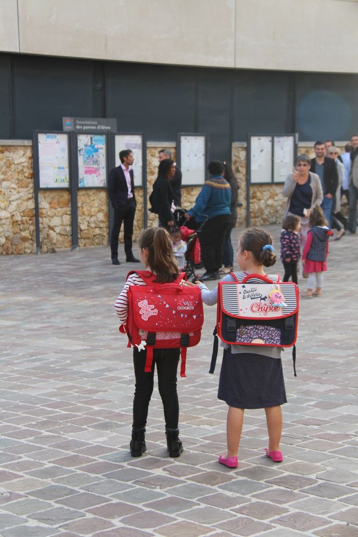 Les cartables et les enfants sont prêts ! Il ne reste qu'à ouvrir les portes de l'école... © Ville de Chaville - Agrandir l'image, .JPG 265Ko (fenêtre modale)