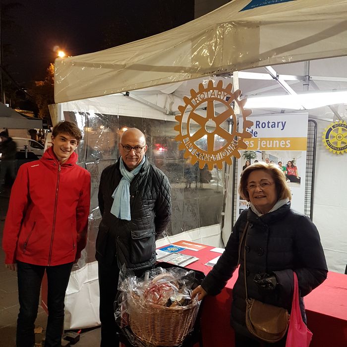 Le Rotary Club de Chaville organisait l'animation du "panier pesé". La somme récoltée a été reversée à l'épicerie sociale du Relais chavillois, sous la forme d'un caddy rempli de denrées alimentaires. En présence d'Hubert Panissal, maire adjoint (au centre) © Ville de Chaville - Agrandir l'image, .JPG 1,61Mo (fenêtre modale)