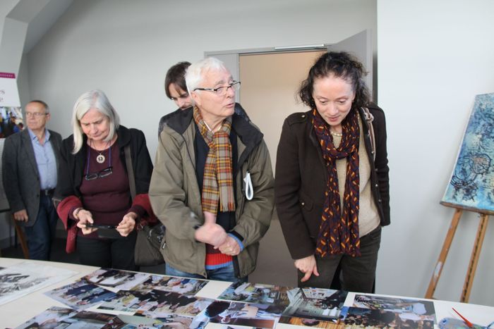 Le public découvre les activités de l'ancienne Académie des Beaux-Arts de Chaville © Ville de Chaville - Agrandir l'image, .JPG 228Ko (fenêtre modale)