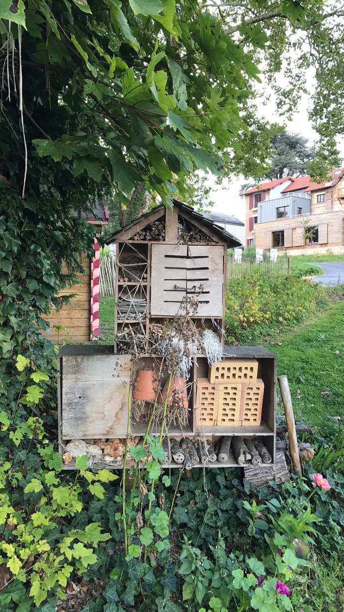 Hôtel à insectes - Jardin pédagogique de la Maison de l'Enfance et de la Jeunesse (MEJ) © Ville de Chaville - Agrandir l'image, .JPG 3,32Mo (fenêtre modale)