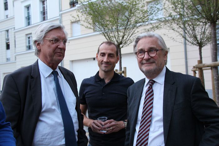 Sur la place du Marché, en présence de Jean-Jacques Guillet, maire de Chaville (à gauche) et Christophe Tampon-Lajariette, maire adjoint délégué à l'aménagement urbaine et habitat © Ville de Chaville - Agrandir l'image, .JPG 336Ko (fenêtre modale)