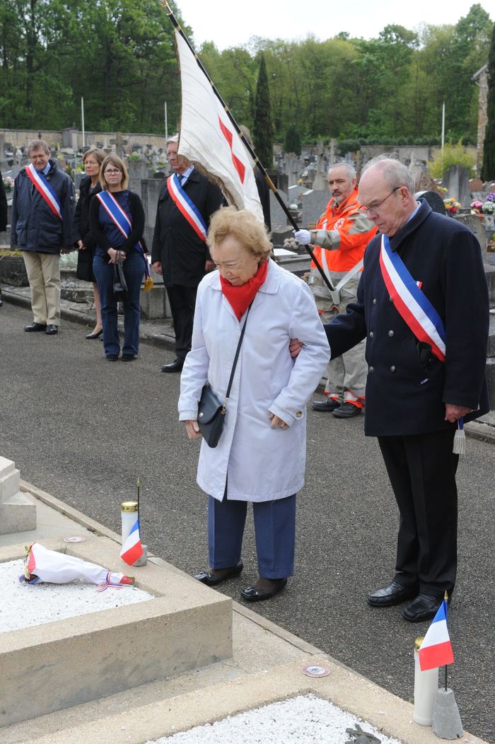 Cimetière de Chaville © Philippe Dobrowolska - Agrandir l'image, .JPG 432Ko (fenêtre modale)