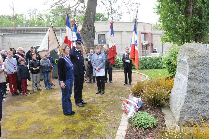 Recueillement devant la stèle d'hommage à l'aviateur chavillois mort pour la France Gaston Audonnet - Catherine Lime-Biffe, conseillère municipale de l'opposition et conseillère régionale © Philippe Dobrowolska - Agrandir l'image, .JPG 616Ko (fenêtre modale)