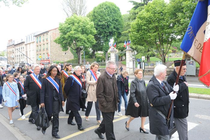 Traversée de la ville © Philippe Dobrowolska - Agrandir l'image, .JPG 499Ko (fenêtre modale)