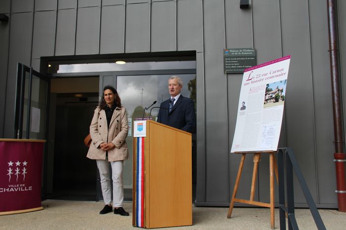 En présence de Bérengère Le Vavasseur, maire adjoint délégué à l'éducation et Hervé Lièvre, maire adjoint délégué à la modernisation de l'administration et aux archives © Ville de Chaville - Agrandir l'image, .JPG 4,89Mo (fenêtre modale)