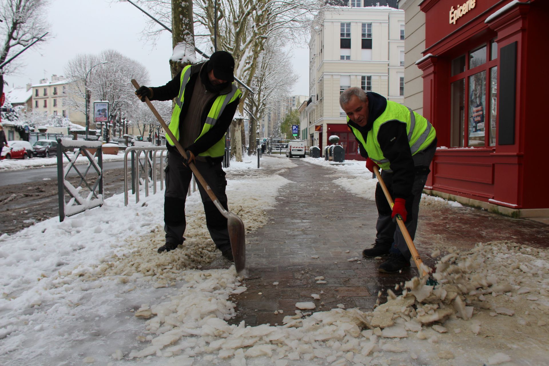 Sel de déneigement : les règles à suivre pour un trottoir sûr